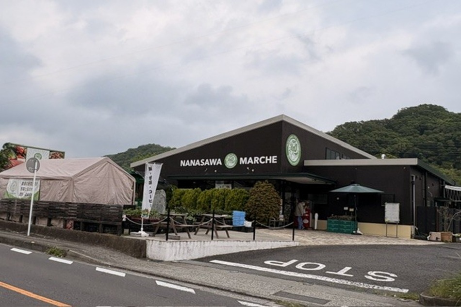 みっきー散歩⑨「NANASAWA MARCHE（ナナサワ　マルシェ）青空と大地 七沢温泉食の市」ちょっとオシャレな建物！七沢荘から徒歩１５分！